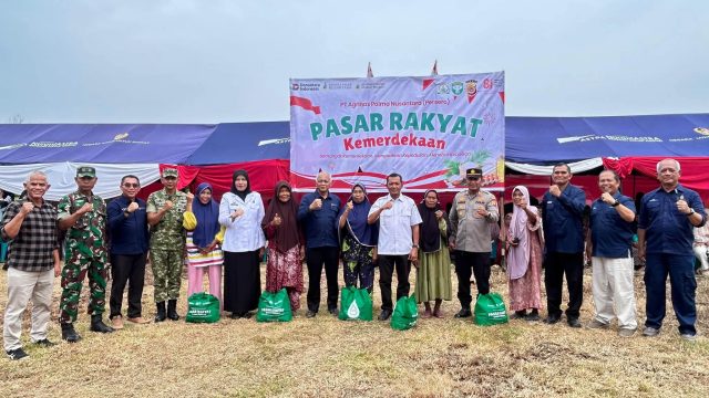Staf Ahli Bupati Aceh Tamiang Yunus bersama manajemen PT Agrinas dan warga penerima manfaat sembako Pasar Rakyat di Seruway