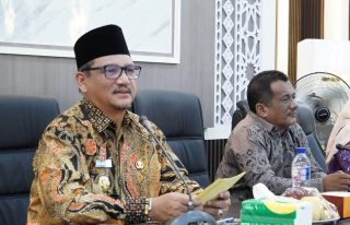 Bupati Aceh Tamiang Armia Pahmi memimpin rapat persiapan program LSDIP pengelolaan sampah di Aula Setdakab