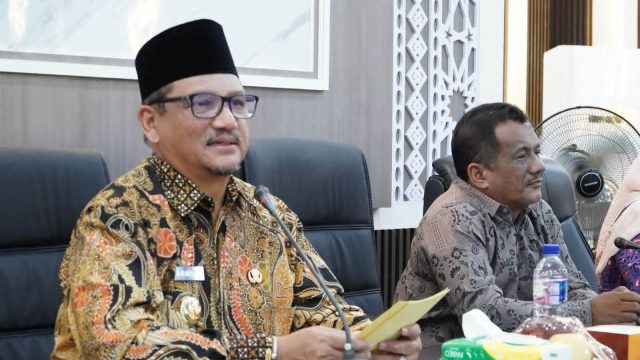 Bupati Aceh Tamiang Armia Pahmi memimpin rapat persiapan program LSDIP pengelolaan sampah di Aula Setdakab